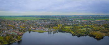 Luchtfoto Landsmeer dorp en weiland